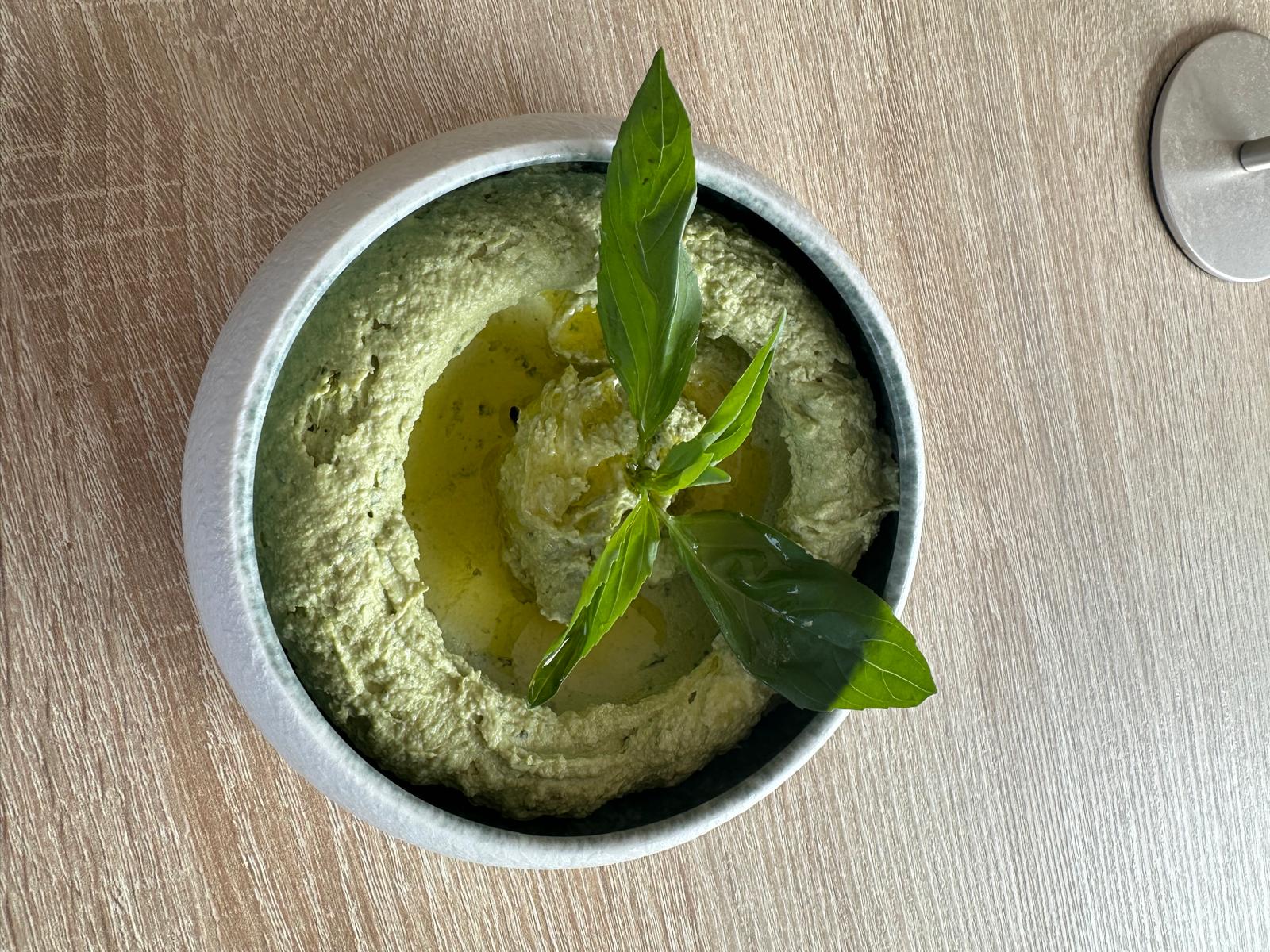 Hommos basilic